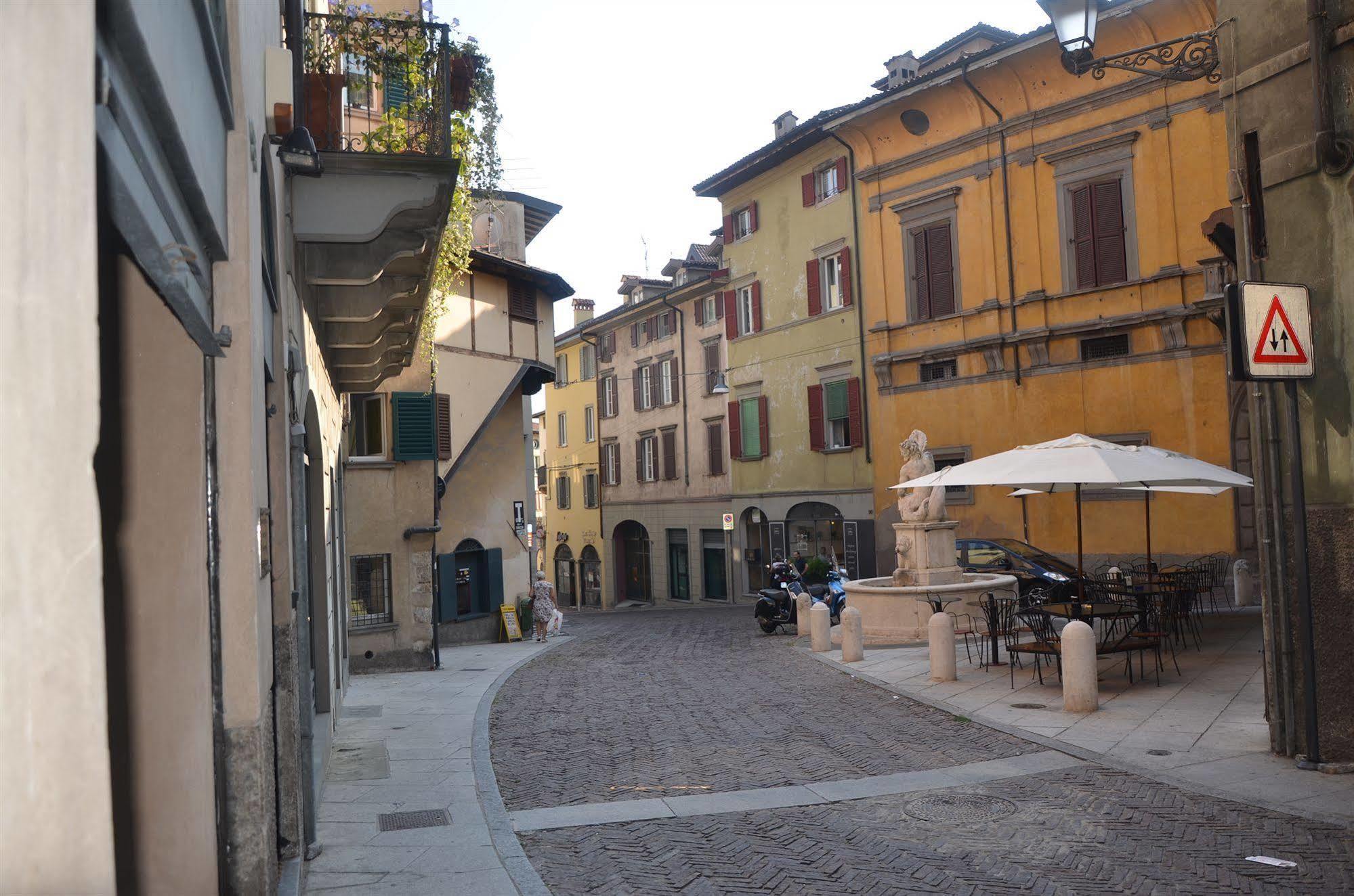 Casa Vacanza Fontana Del Delfino Bergamo Kültér fotó